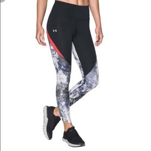 Under Armour women’s  run true printed crop